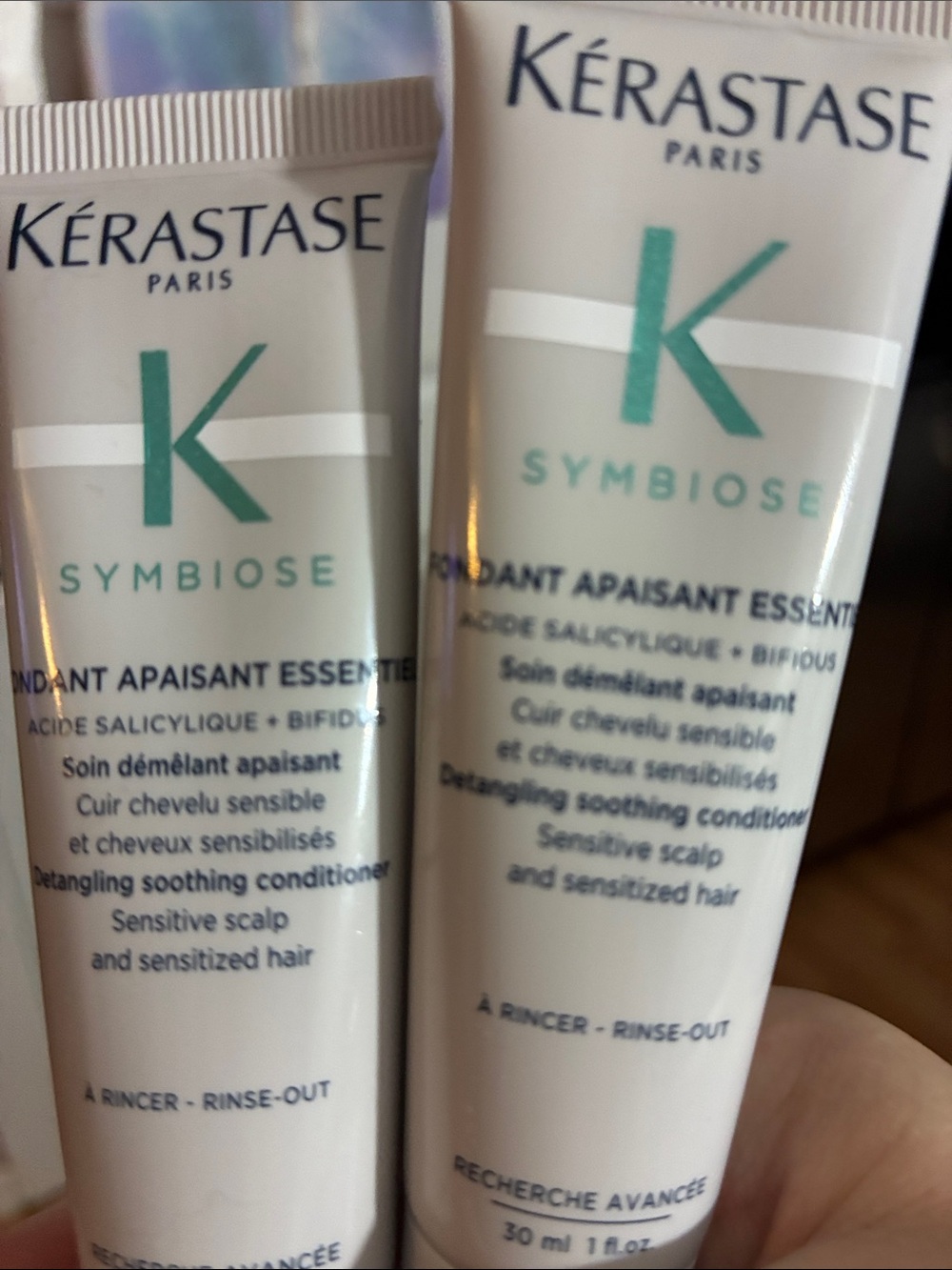 Kérastase Symbiose Detangling Soothing Conditioner - White with Teal Logo